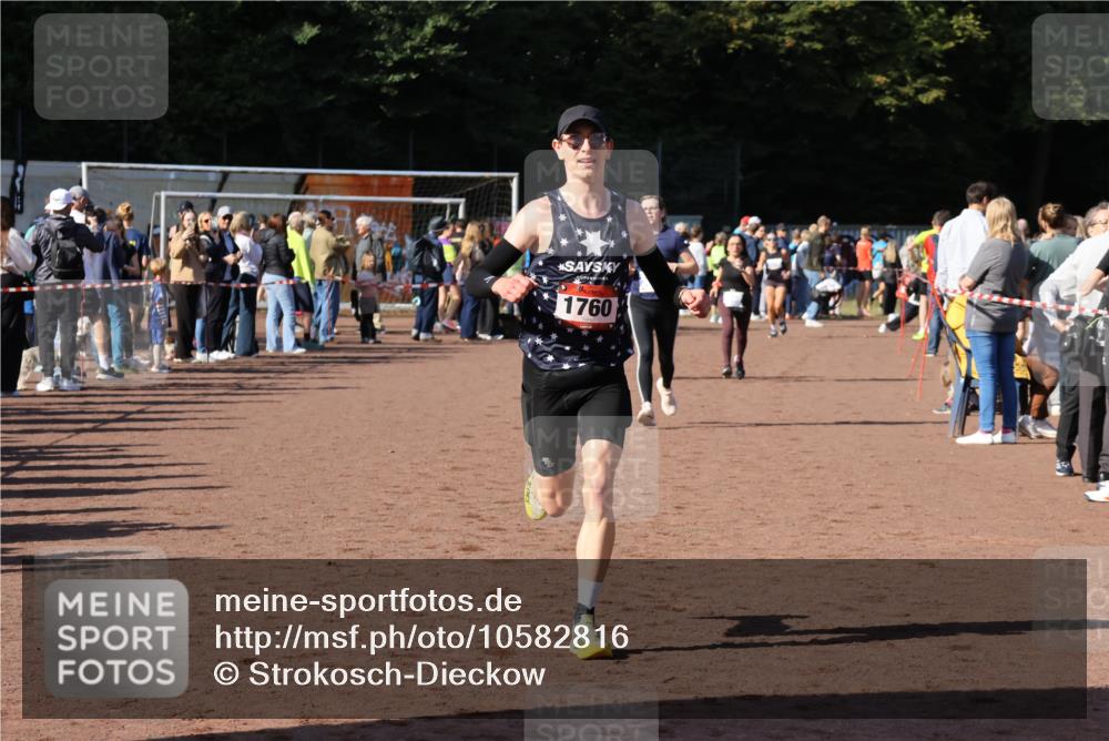 27.09.2026 - 35. Volkslauf durch das schöne Alstertal Strokosch-Dieckow http://msf.ph/oto/10582816 27.09.2026 11:32:45 Ziel 1428, 1760, 3006, 3007, 3330 meine-sportfotos.de