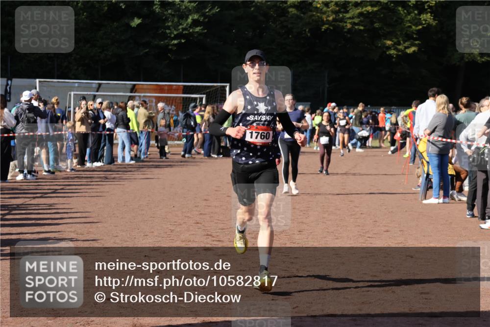 27.09.2026 - 35. Volkslauf durch das schöne Alstertal Strokosch-Dieckow http://msf.ph/oto/10582817 27.09.2026 11:32:45 Ziel 1428, 1760, 3006, 3007, 3330 meine-sportfotos.de
