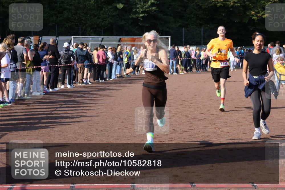 27.09.2026 - 35. Volkslauf durch das schöne Alstertal Strokosch-Dieckow http://msf.ph/oto/10582818 27.09.2026 11:27:37 Ziel 1408, 1412, 3128, 3417, 4180 meine-sportfotos.de
