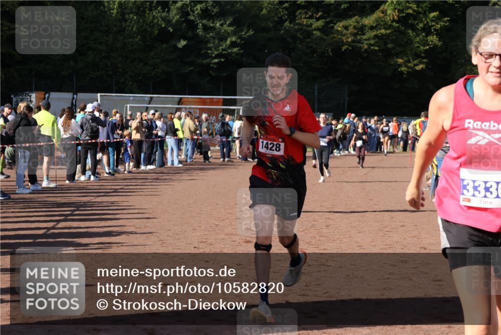 27.09.2026 - 35. Volkslauf durch das schöne Alstertal Strokosch-Dieckow http://msf.ph/oto/10582820 27.09.2026 11:32:43 Ziel 1428, 1760, 3007, 3330, 3331 meine-sportfotos.de