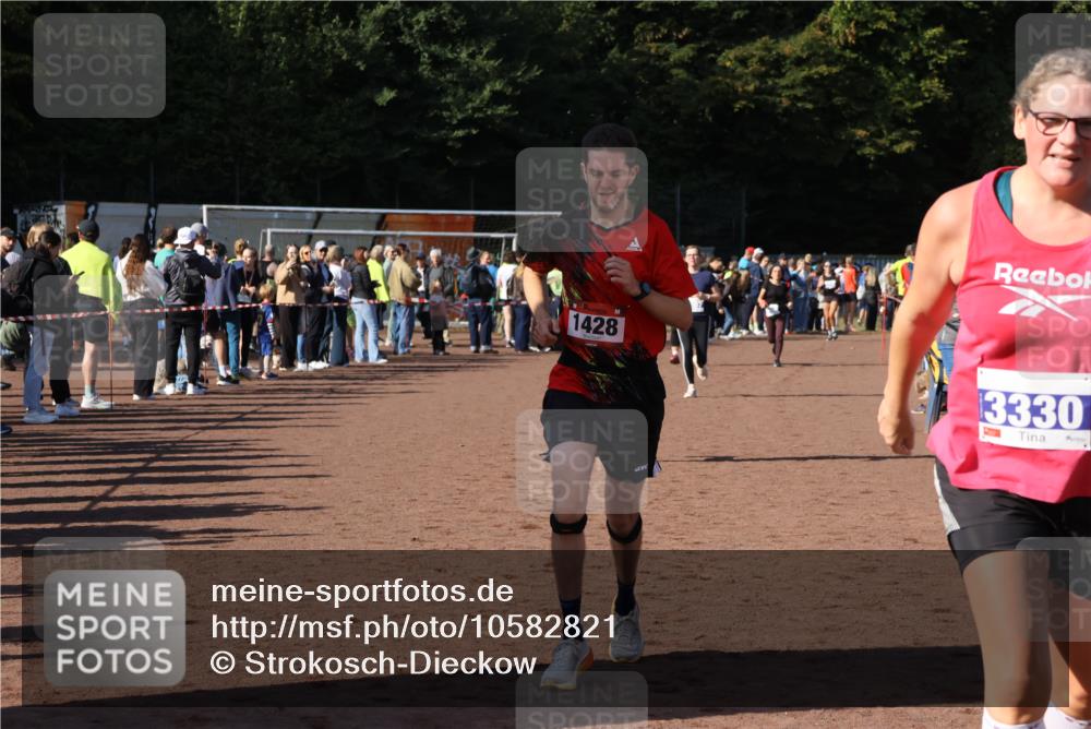 27.09.2026 - 35. Volkslauf durch das schöne Alstertal Strokosch-Dieckow http://msf.ph/oto/10582821 27.09.2026 11:32:43 Ziel 1428, 1760, 3007, 3330, 3331 meine-sportfotos.de
