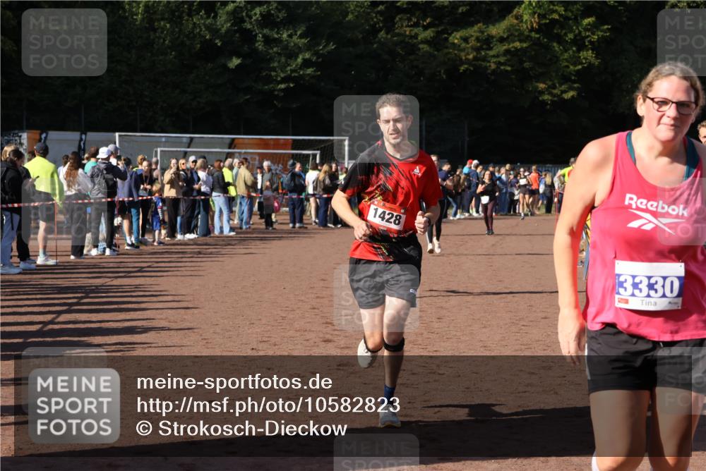 27.09.2026 - 35. Volkslauf durch das schöne Alstertal Strokosch-Dieckow http://msf.ph/oto/10582823 27.09.2026 11:32:43 Ziel 1428, 1760, 3007, 3330, 3331 meine-sportfotos.de