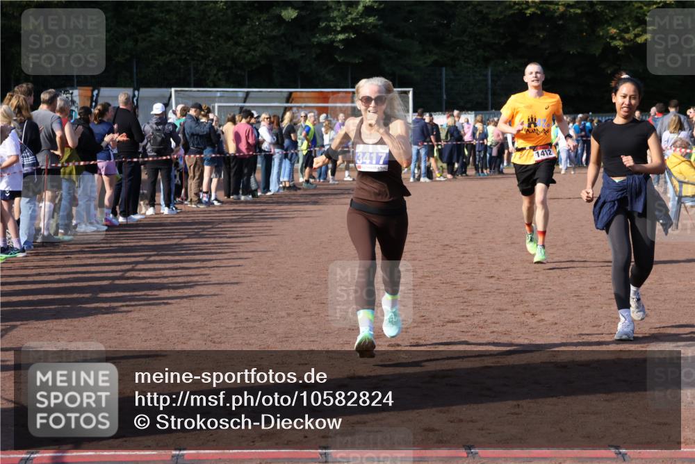 27.09.2026 - 35. Volkslauf durch das schöne Alstertal Strokosch-Dieckow http://msf.ph/oto/10582824 27.09.2026 11:27:37 Ziel 1408, 1412, 3128, 3417, 4180 meine-sportfotos.de