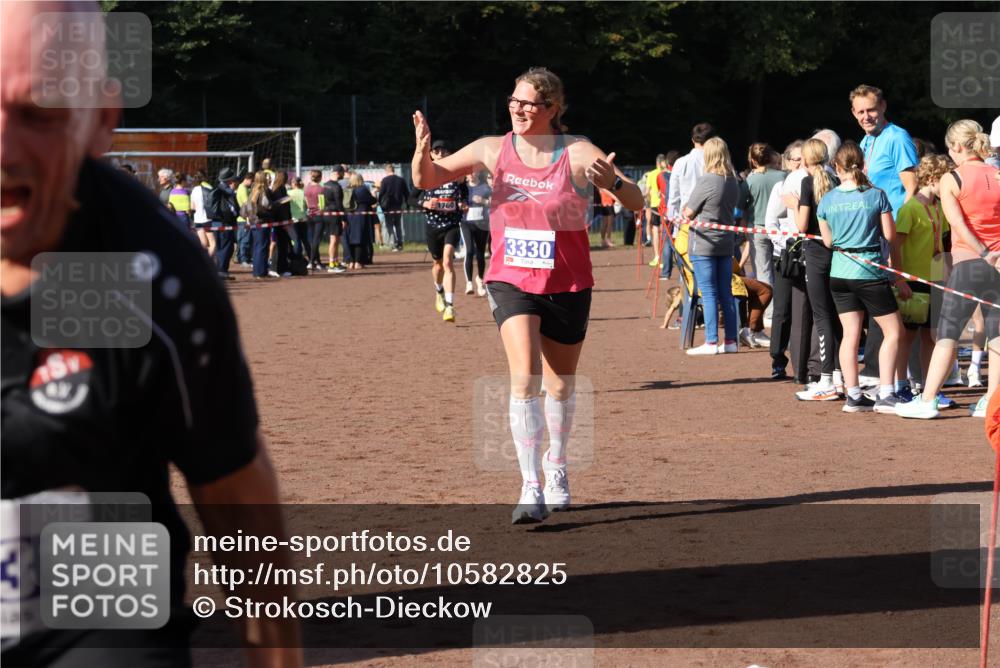 27.09.2026 - 35. Volkslauf durch das schöne Alstertal Strokosch-Dieckow http://msf.ph/oto/10582825 27.09.2026 11:32:41 Ziel 1428, 1760, 3330, 3331 meine-sportfotos.de