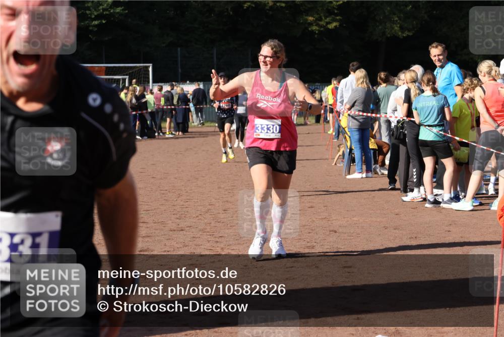 27.09.2026 - 35. Volkslauf durch das schöne Alstertal Strokosch-Dieckow http://msf.ph/oto/10582826 27.09.2026 11:32:41 Ziel 1428, 1760, 3330, 3331 meine-sportfotos.de
