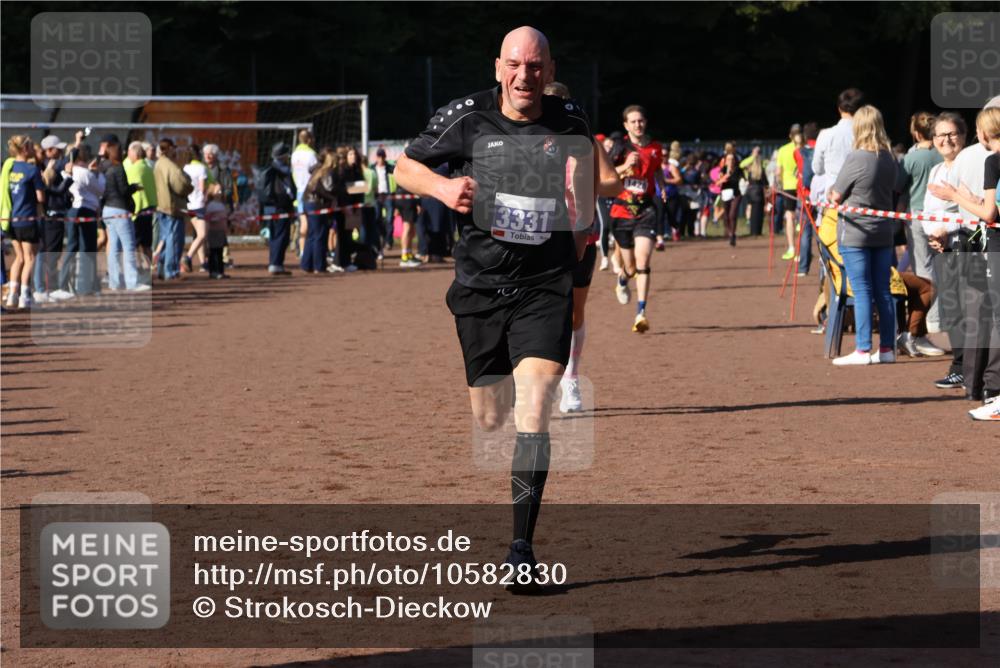 27.09.2026 - 35. Volkslauf durch das schöne Alstertal Strokosch-Dieckow http://msf.ph/oto/10582830 27.09.2026 11:32:39 Ziel 1428, 1760, 3330, 3331 meine-sportfotos.de