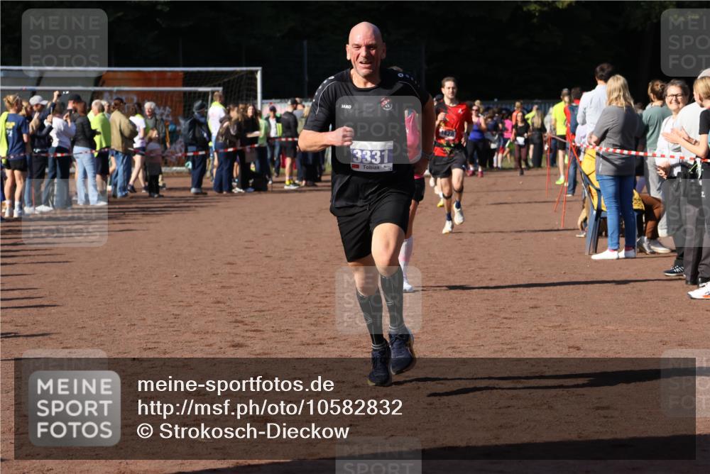 27.09.2026 - 35. Volkslauf durch das schöne Alstertal Strokosch-Dieckow http://msf.ph/oto/10582832 27.09.2026 11:32:38 Ziel 1428, 1760, 3330, 3331 meine-sportfotos.de