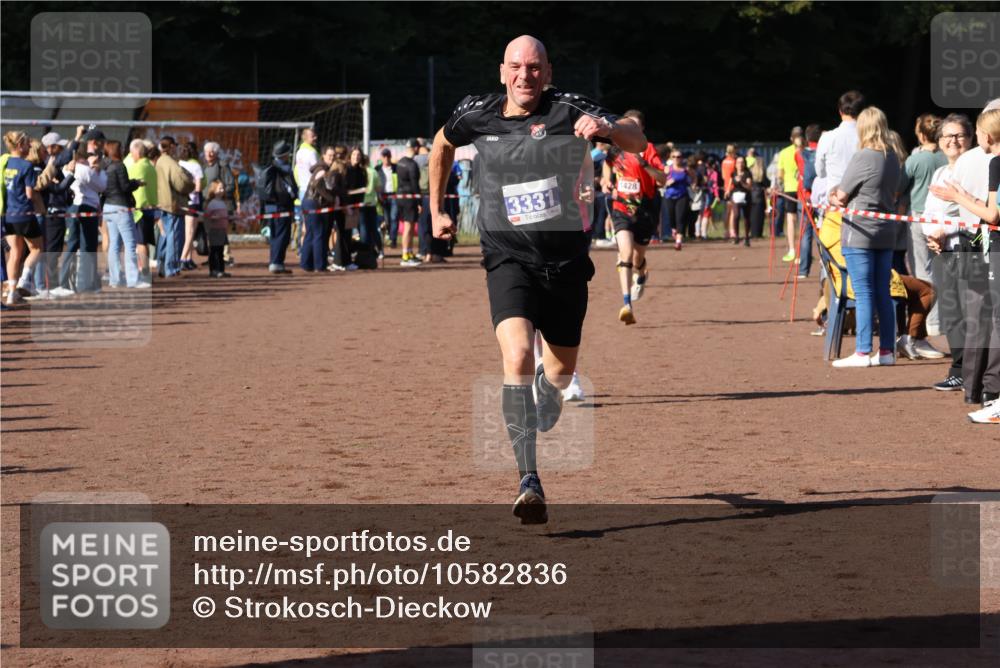 27.09.2026 - 35. Volkslauf durch das schöne Alstertal Strokosch-Dieckow http://msf.ph/oto/10582836 27.09.2026 11:32:38 Ziel 1428, 1760, 3330, 3331 meine-sportfotos.de