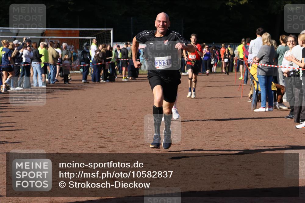27.09.2026 - 35. Volkslauf durch das schöne Alstertal Strokosch-Dieckow http://msf.ph/oto/10582837 27.09.2026 11:32:38 Ziel 1428, 1760, 3330, 3331 meine-sportfotos.de