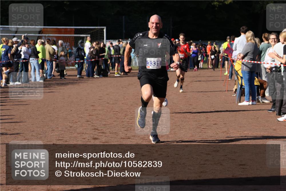27.09.2026 - 35. Volkslauf durch das schöne Alstertal Strokosch-Dieckow http://msf.ph/oto/10582839 27.09.2026 11:32:38 Ziel 1428, 1760, 3330, 3331 meine-sportfotos.de