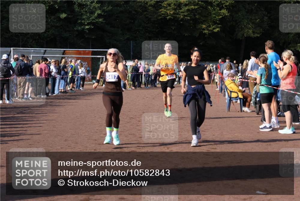 27.09.2026 - 35. Volkslauf durch das schöne Alstertal Strokosch-Dieckow http://msf.ph/oto/10582843 27.09.2026 11:27:37 Ziel 1408, 1412, 3128, 3417, 4180 meine-sportfotos.de