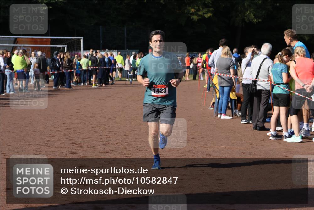 27.09.2026 - 35. Volkslauf durch das schöne Alstertal Strokosch-Dieckow http://msf.ph/oto/10582847 27.09.2026 11:32:24 Ziel 1423, 3256 meine-sportfotos.de