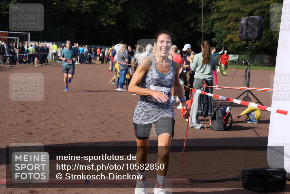 27.09.2026 - 35. Volkslauf durch das schöne Alstertal Strokosch-Dieckow http://msf.ph/oto/10582850 27.09.2026 11:32:22 Ziel 1423, 3256, 3415 meine-sportfotos.de