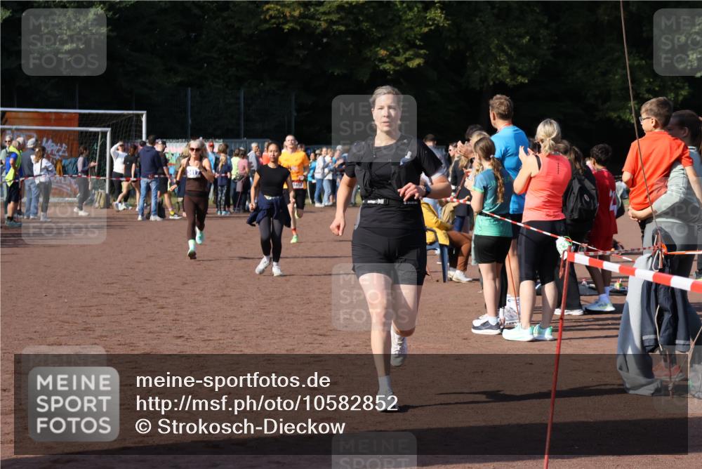 27.09.2026 - 35. Volkslauf durch das schöne Alstertal Strokosch-Dieckow http://msf.ph/oto/10582852 27.09.2026 11:27:32 Ziel 1412, 3128, 3417, 4180 meine-sportfotos.de