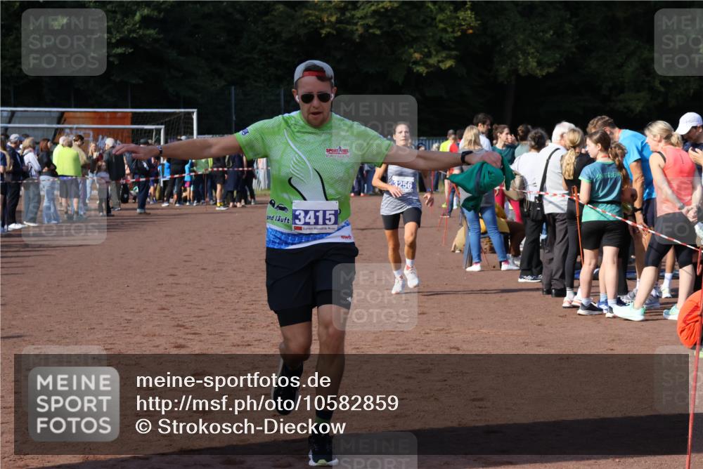 27.09.2026 - 35. Volkslauf durch das schöne Alstertal Strokosch-Dieckow http://msf.ph/oto/10582859 27.09.2026 11:32:18 Ziel 1423, 2314, 3256, 3415 meine-sportfotos.de
