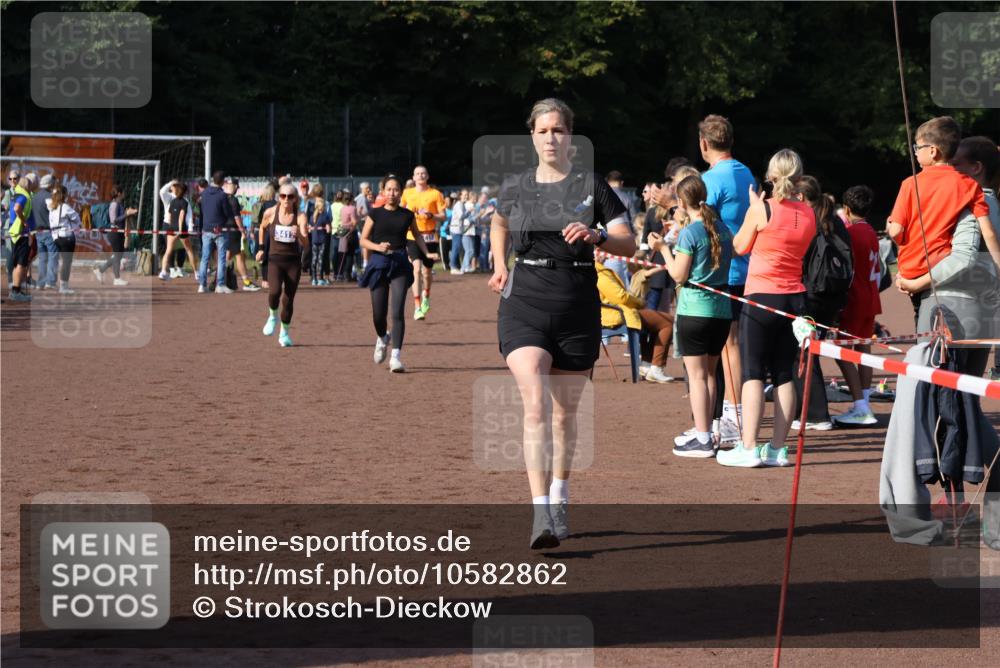 27.09.2026 - 35. Volkslauf durch das schöne Alstertal Strokosch-Dieckow http://msf.ph/oto/10582862 27.09.2026 11:27:32 Ziel 1412, 3128, 3417, 4180 meine-sportfotos.de