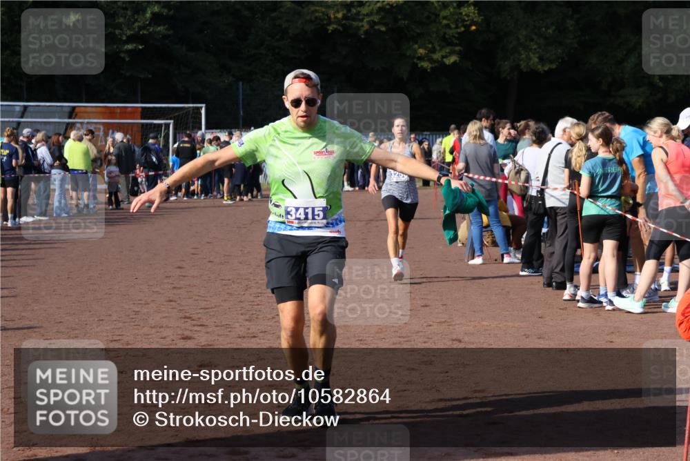 27.09.2026 - 35. Volkslauf durch das schöne Alstertal Strokosch-Dieckow http://msf.ph/oto/10582864 27.09.2026 11:32:17 Ziel 1423, 2314, 3256, 3369, 3415 meine-sportfotos.de