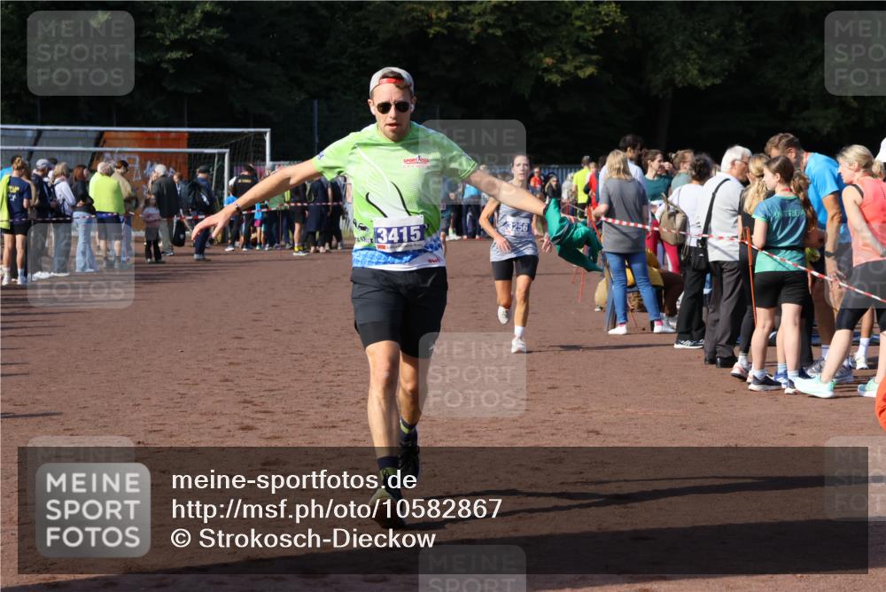 27.09.2026 - 35. Volkslauf durch das schöne Alstertal Strokosch-Dieckow http://msf.ph/oto/10582867 27.09.2026 11:32:17 Ziel 1423, 2314, 3256, 3369, 3415 meine-sportfotos.de