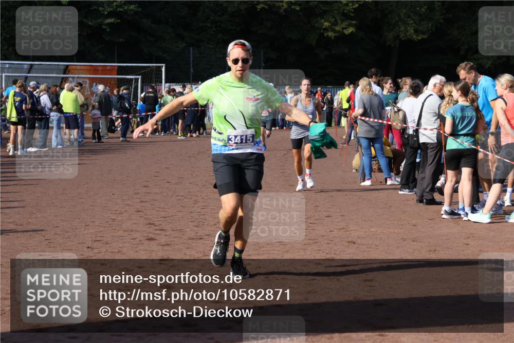 27.09.2026 - 35. Volkslauf durch das schöne Alstertal Strokosch-Dieckow http://msf.ph/oto/10582871 27.09.2026 11:32:17 Ziel 1423, 2314, 3256, 3369, 3415 meine-sportfotos.de