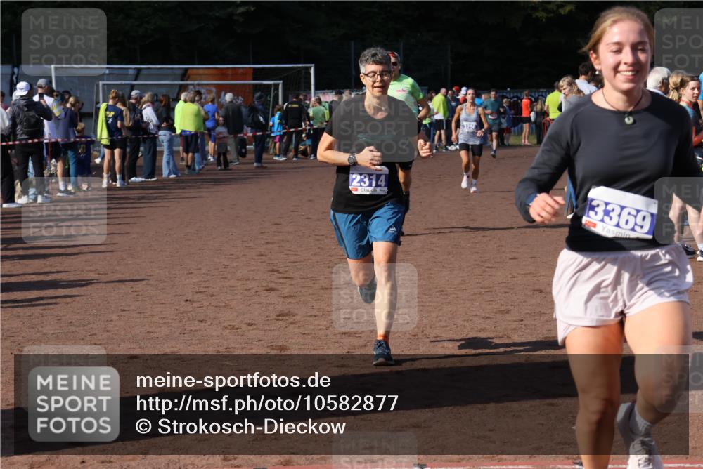 27.09.2026 - 35. Volkslauf durch das schöne Alstertal Strokosch-Dieckow http://msf.ph/oto/10582877 27.09.2026 11:32:14 Ziel 2314, 3256, 3369, 3415 meine-sportfotos.de