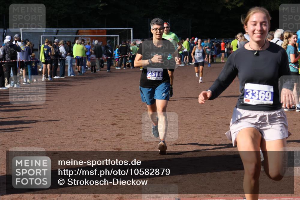 27.09.2026 - 35. Volkslauf durch das schöne Alstertal Strokosch-Dieckow http://msf.ph/oto/10582879 27.09.2026 11:32:14 Ziel 2314, 3256, 3369, 3415 meine-sportfotos.de