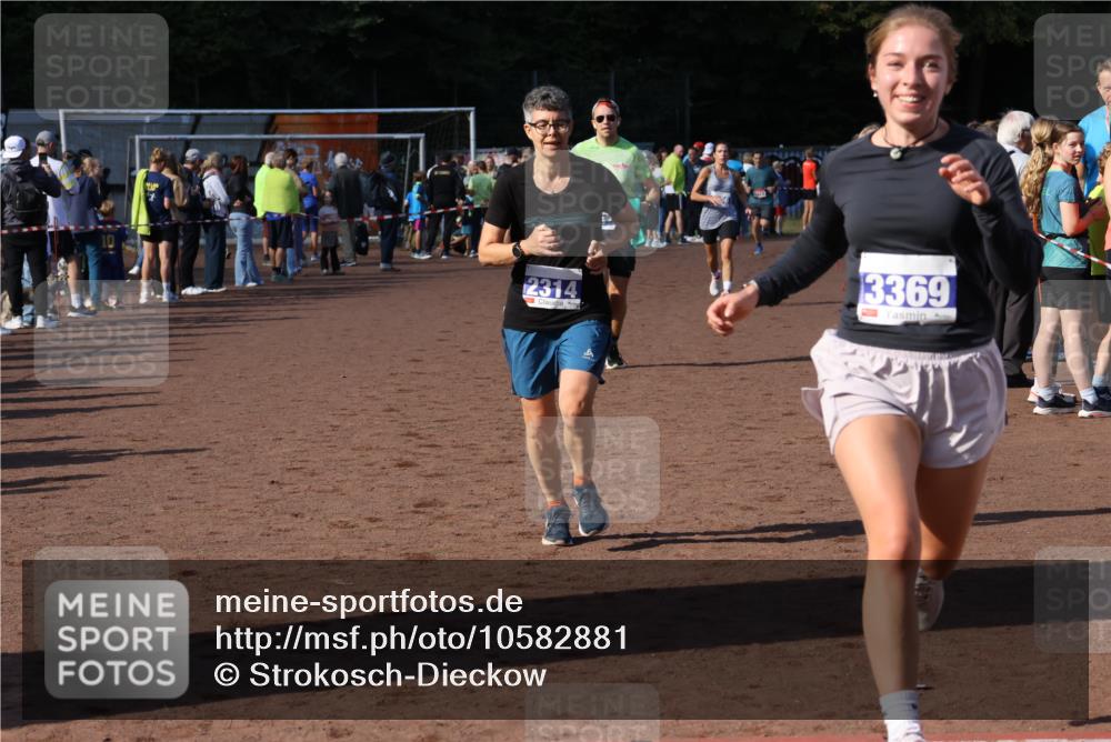 27.09.2026 - 35. Volkslauf durch das schöne Alstertal Strokosch-Dieckow http://msf.ph/oto/10582881 27.09.2026 11:32:14 Ziel 2314, 3256, 3369, 3415 meine-sportfotos.de