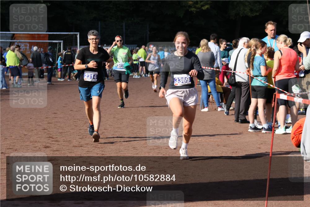 27.09.2026 - 35. Volkslauf durch das schöne Alstertal Strokosch-Dieckow http://msf.ph/oto/10582884 27.09.2026 11:32:12 Ziel 2314, 3369, 3415 meine-sportfotos.de