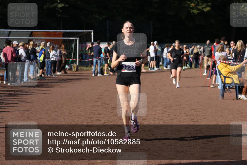27.09.2026 - 35. Volkslauf durch das schöne Alstertal Strokosch-Dieckow http://msf.ph/oto/10582885 27.09.2026 11:27:25 Ziel 3128, 3233 meine-sportfotos.de