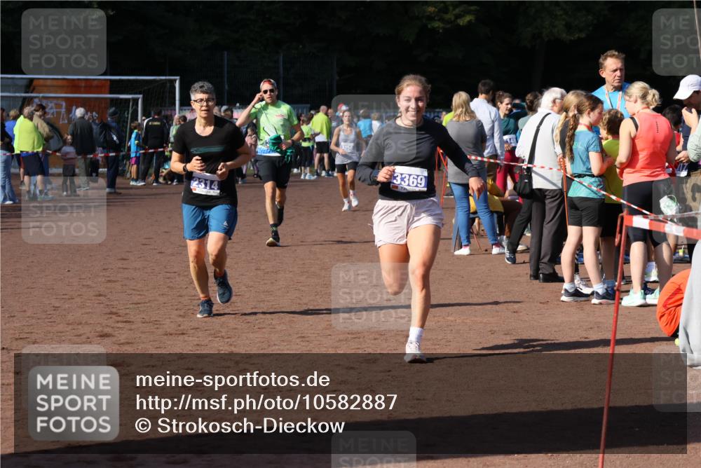 27.09.2026 - 35. Volkslauf durch das schöne Alstertal Strokosch-Dieckow http://msf.ph/oto/10582887 27.09.2026 11:32:12 Ziel 2314, 3369, 3415 meine-sportfotos.de