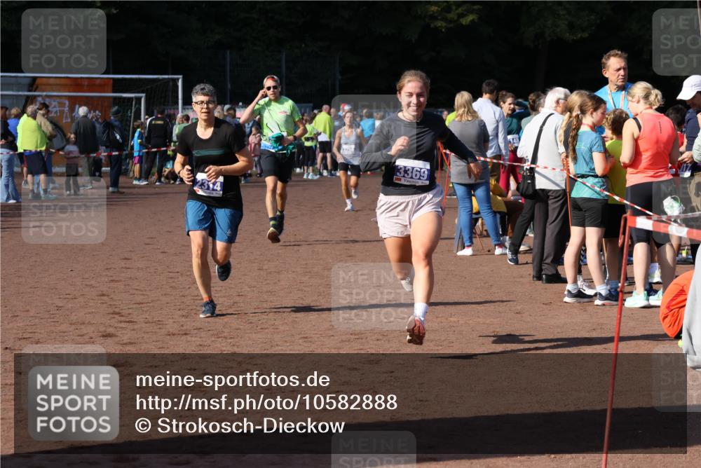 27.09.2026 - 35. Volkslauf durch das schöne Alstertal Strokosch-Dieckow http://msf.ph/oto/10582888 27.09.2026 11:32:12 Ziel 2314, 3369, 3415 meine-sportfotos.de