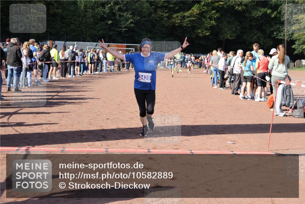 27.09.2026 - 35. Volkslauf durch das schöne Alstertal Strokosch-Dieckow http://msf.ph/oto/10582889 27.09.2026 11:32:06 Ziel 2142, 2314, 3369, 3420 meine-sportfotos.de