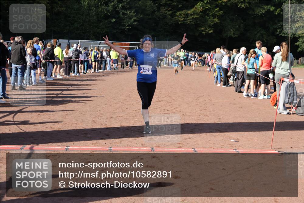 27.09.2026 - 35. Volkslauf durch das schöne Alstertal Strokosch-Dieckow http://msf.ph/oto/10582891 27.09.2026 11:32:06 Ziel 2142, 2314, 3369, 3420 meine-sportfotos.de