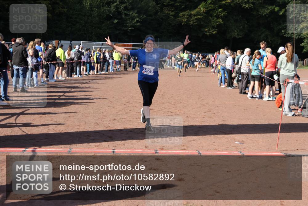 27.09.2026 - 35. Volkslauf durch das schöne Alstertal Strokosch-Dieckow http://msf.ph/oto/10582892 27.09.2026 11:32:06 Ziel 2142, 2314, 3369, 3420 meine-sportfotos.de