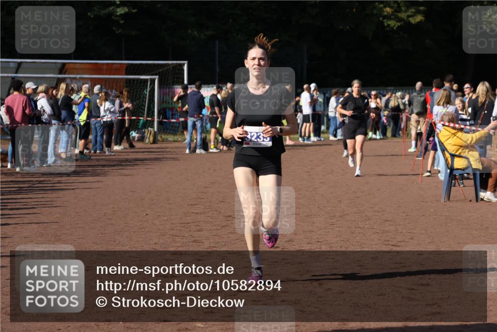 27.09.2026 - 35. Volkslauf durch das schöne Alstertal Strokosch-Dieckow http://msf.ph/oto/10582894 27.09.2026 11:27:25 Ziel 3128, 3233 meine-sportfotos.de
