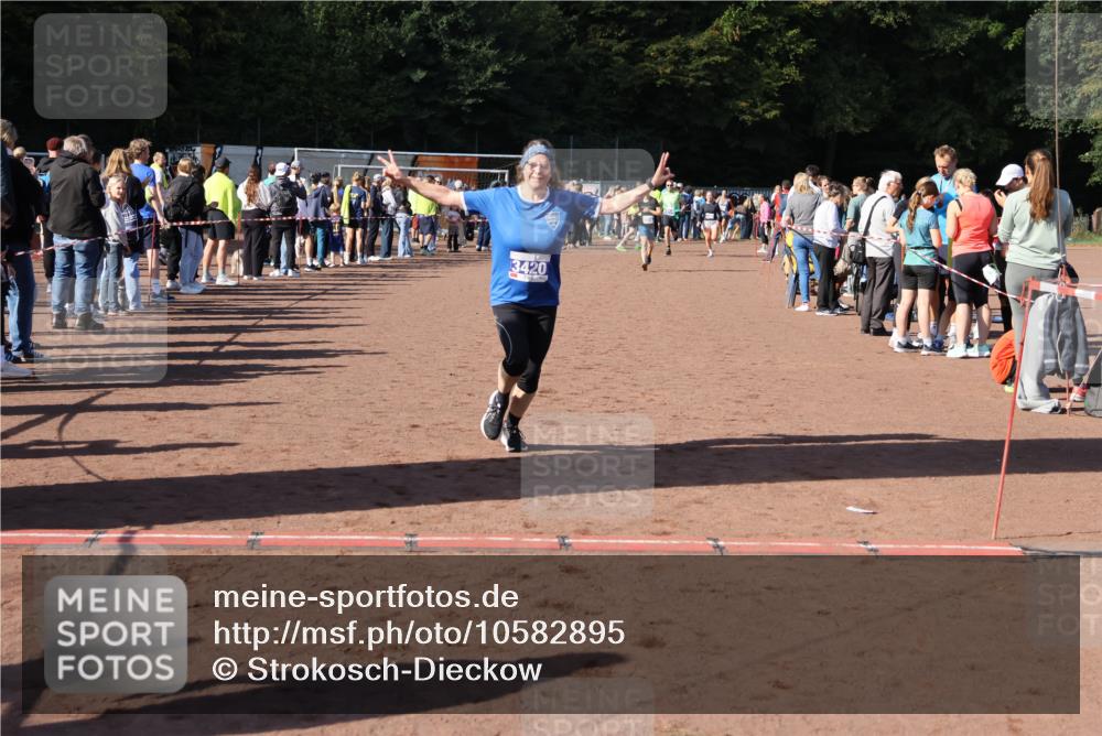 27.09.2026 - 35. Volkslauf durch das schöne Alstertal Strokosch-Dieckow http://msf.ph/oto/10582895 27.09.2026 11:32:06 Ziel 2142, 2314, 3369, 3420 meine-sportfotos.de