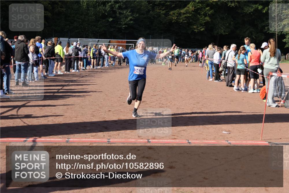27.09.2026 - 35. Volkslauf durch das schöne Alstertal Strokosch-Dieckow http://msf.ph/oto/10582896 27.09.2026 11:32:05 Ziel 2142, 3369, 3420 meine-sportfotos.de