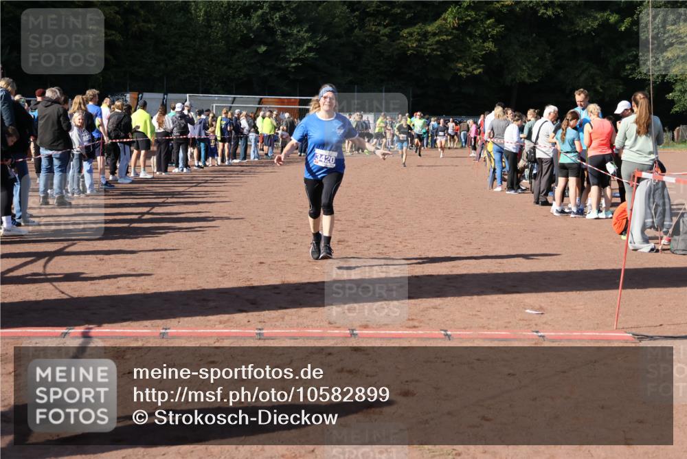 27.09.2026 - 35. Volkslauf durch das schöne Alstertal Strokosch-Dieckow http://msf.ph/oto/10582899 27.09.2026 11:32:05 Ziel 2142, 3369, 3420 meine-sportfotos.de