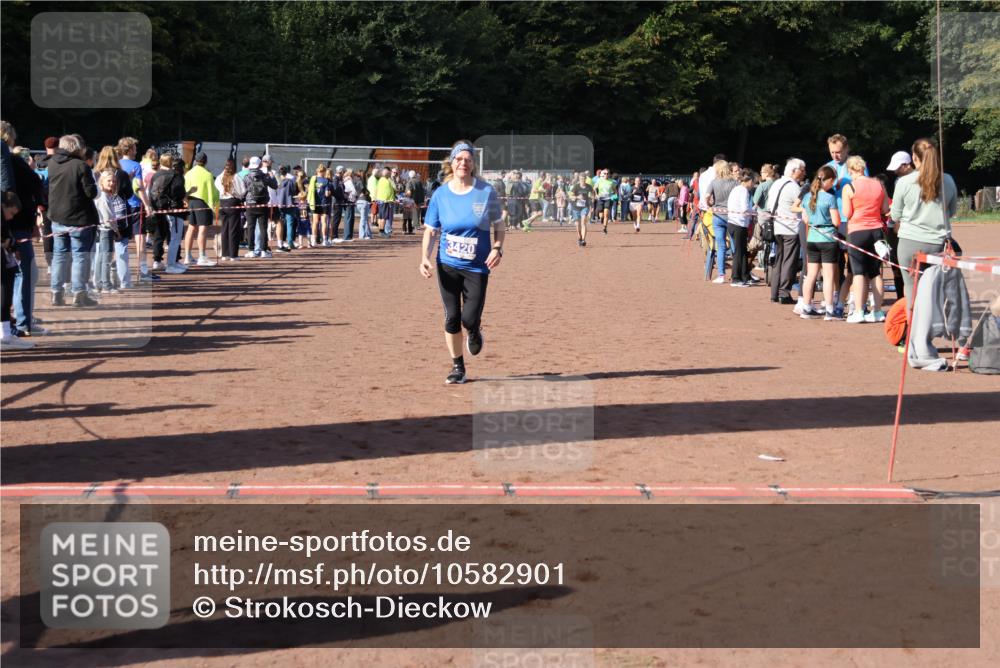 27.09.2026 - 35. Volkslauf durch das schöne Alstertal Strokosch-Dieckow http://msf.ph/oto/10582901 27.09.2026 11:32:05 Ziel 2142, 3369, 3420 meine-sportfotos.de