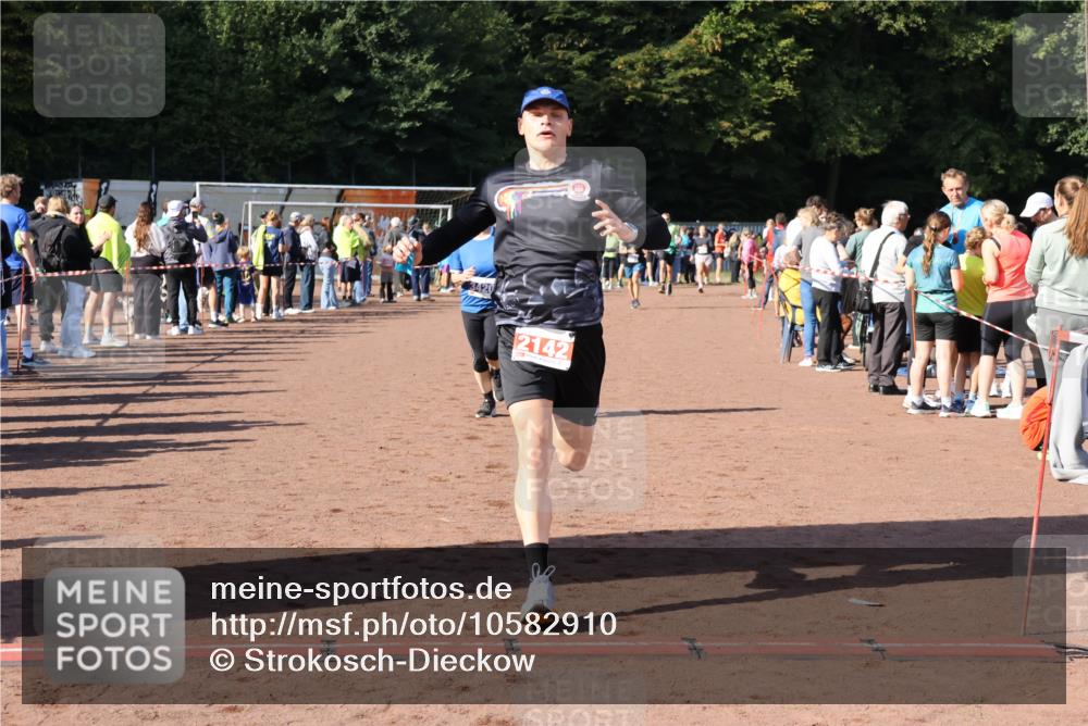 27.09.2026 - 35. Volkslauf durch das schöne Alstertal Strokosch-Dieckow http://msf.ph/oto/10582910 27.09.2026 11:32:04 Ziel 2142, 3420 meine-sportfotos.de