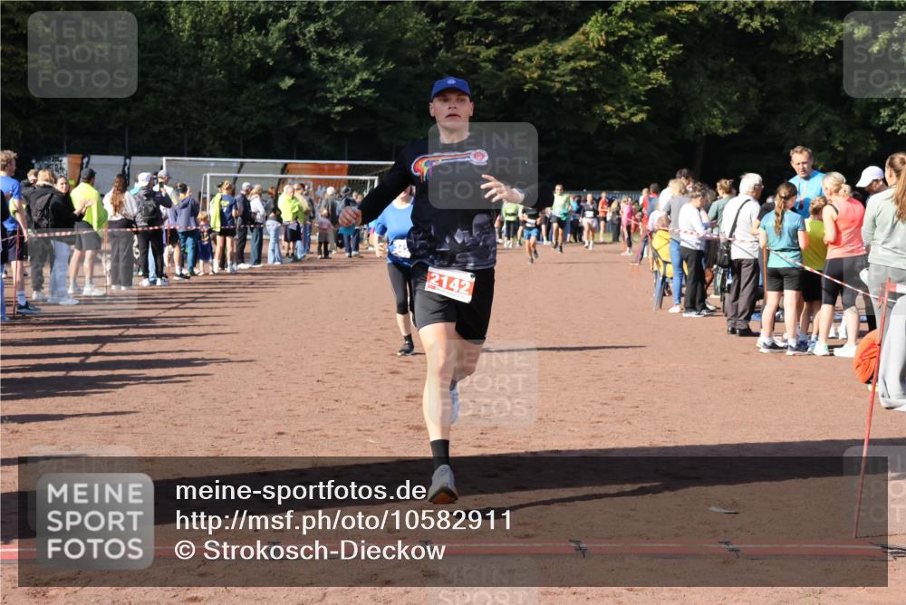 27.09.2026 - 35. Volkslauf durch das schöne Alstertal Strokosch-Dieckow http://msf.ph/oto/10582911 27.09.2026 11:32:04 Ziel 2142, 3420 meine-sportfotos.de