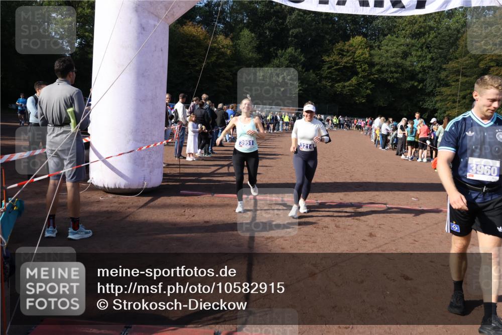 27.09.2026 - 35. Volkslauf durch das schöne Alstertal Strokosch-Dieckow http://msf.ph/oto/10582915 27.09.2026 11:31:54 Ziel 2216, 3214, 3370, 3951, 3960 meine-sportfotos.de
