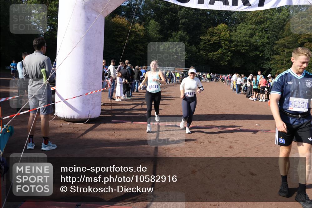 27.09.2026 - 35. Volkslauf durch das schöne Alstertal Strokosch-Dieckow http://msf.ph/oto/10582916 27.09.2026 11:31:54 Ziel 2216, 3214, 3370, 3951, 3960 meine-sportfotos.de