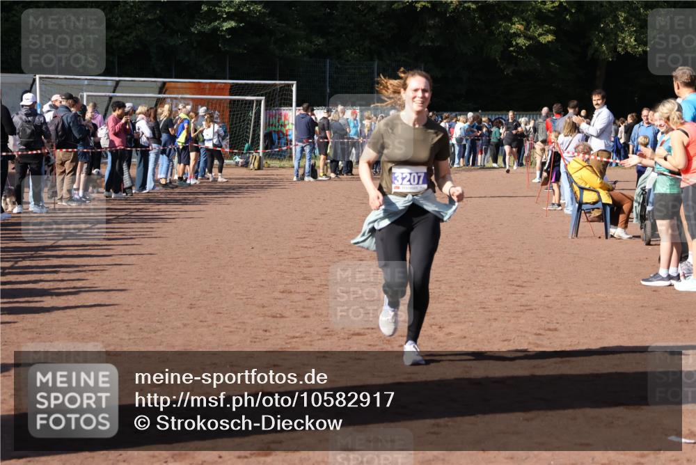 27.09.2026 - 35. Volkslauf durch das schöne Alstertal Strokosch-Dieckow http://msf.ph/oto/10582917 27.09.2026 11:27:17 Ziel 3207, 3994 meine-sportfotos.de