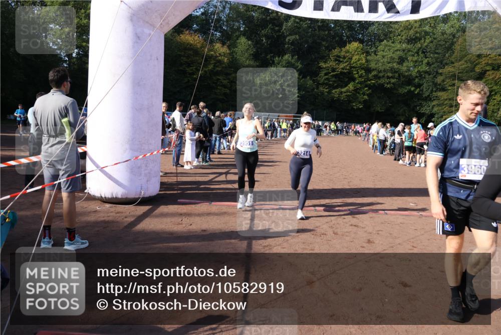 27.09.2026 - 35. Volkslauf durch das schöne Alstertal Strokosch-Dieckow http://msf.ph/oto/10582919 27.09.2026 11:31:54 Ziel 2216, 3214, 3370, 3951, 3960 meine-sportfotos.de