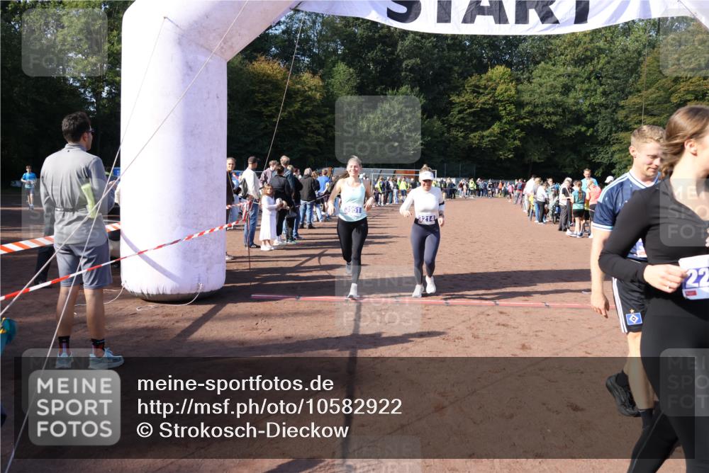 27.09.2026 - 35. Volkslauf durch das schöne Alstertal Strokosch-Dieckow http://msf.ph/oto/10582922 27.09.2026 11:31:53 Ziel 2216, 3214, 3370, 3951, 3960 meine-sportfotos.de