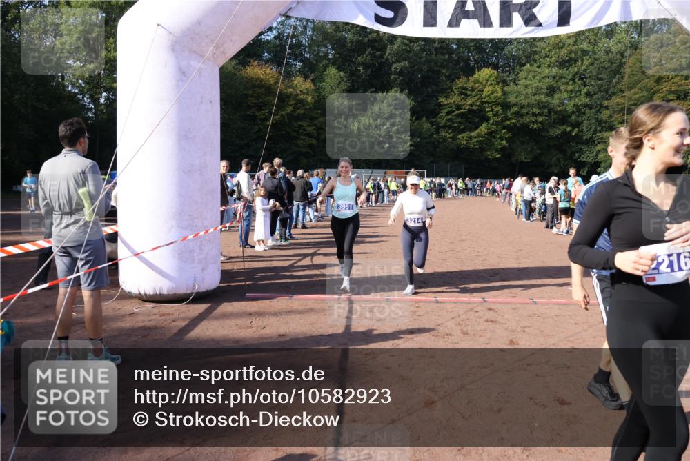 27.09.2026 - 35. Volkslauf durch das schöne Alstertal Strokosch-Dieckow http://msf.ph/oto/10582923 27.09.2026 11:31:53 Ziel 2216, 3214, 3370, 3951, 3960 meine-sportfotos.de