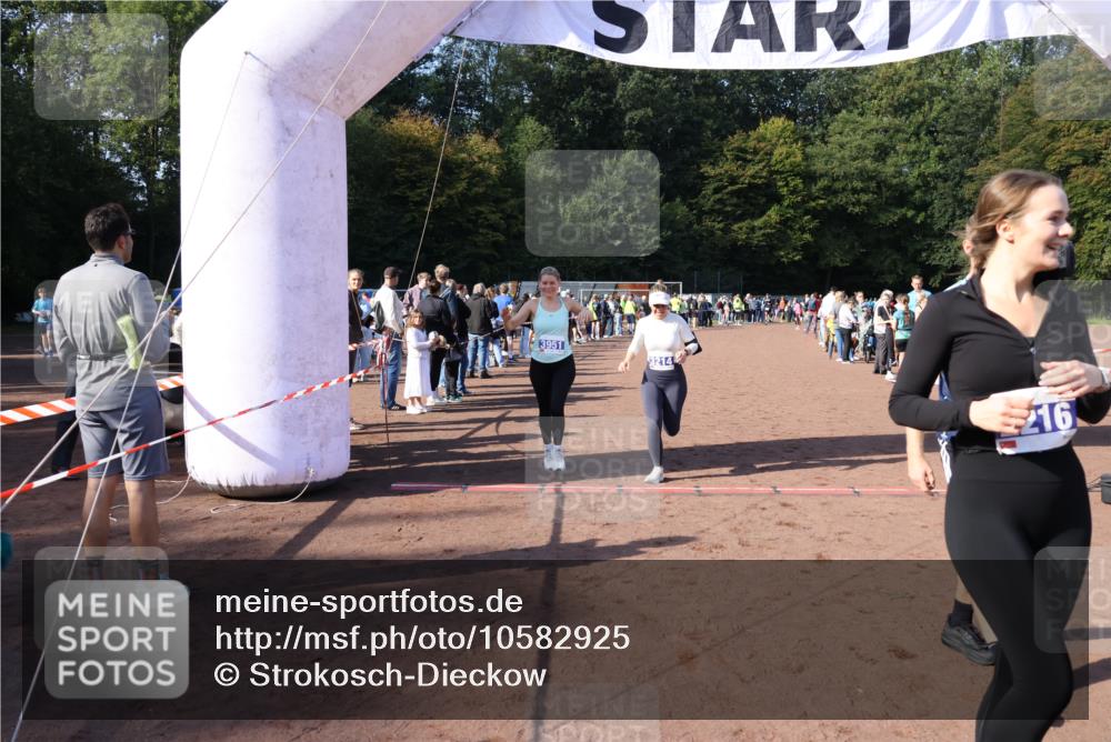 27.09.2026 - 35. Volkslauf durch das schöne Alstertal Strokosch-Dieckow http://msf.ph/oto/10582925 27.09.2026 11:31:53 Ziel 2216, 3214, 3370, 3951, 3960 meine-sportfotos.de