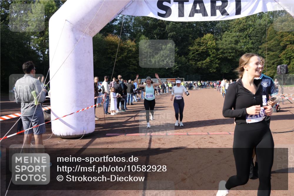 27.09.2026 - 35. Volkslauf durch das schöne Alstertal Strokosch-Dieckow http://msf.ph/oto/10582928 27.09.2026 11:31:53 Ziel 2216, 3214, 3370, 3951, 3960 meine-sportfotos.de