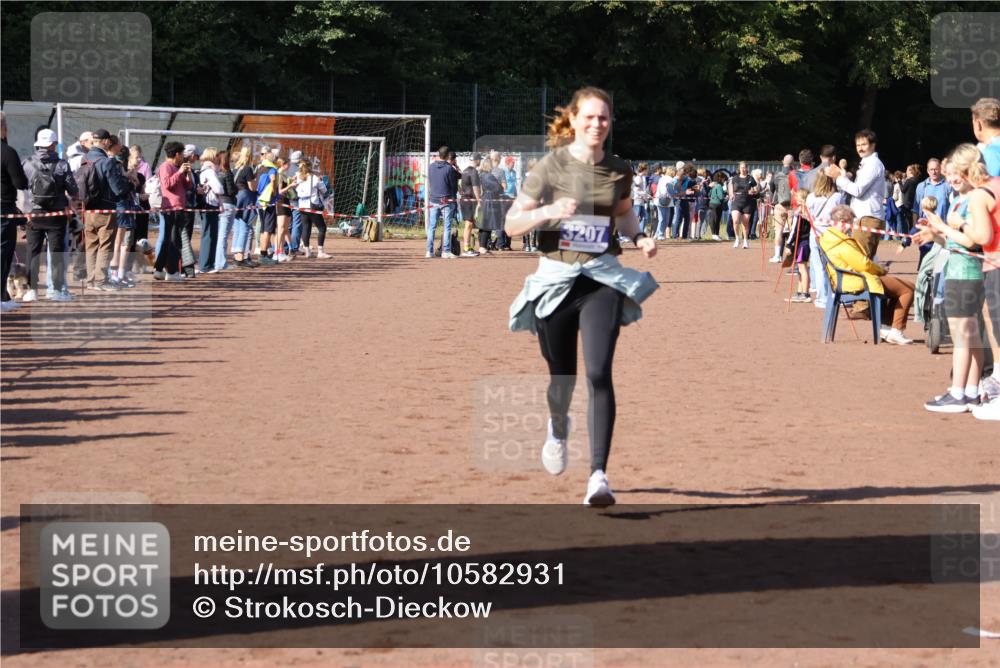 27.09.2026 - 35. Volkslauf durch das schöne Alstertal Strokosch-Dieckow http://msf.ph/oto/10582931 27.09.2026 11:27:17 Ziel 3207, 3994 meine-sportfotos.de