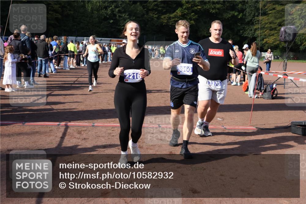 27.09.2026 - 35. Volkslauf durch das schöne Alstertal Strokosch-Dieckow http://msf.ph/oto/10582932 27.09.2026 11:31:52 Ziel 1417, 2216, 3214, 3370, 3951, 3960 meine-sportfotos.de